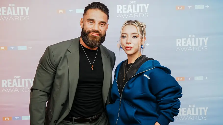 Aleks Petrovic und Walentina Doronina bei den Reality Awards Aleks und Walentina stehen gemeinsam vor der Fotowand der Reality Awards.