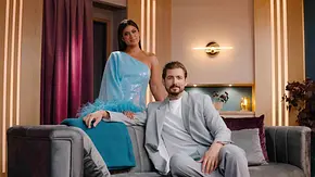 Steffi Brungs und Chris Wackert sitzen auf dem Sofa und gucken in die Kamera. - Foto: Netflix Steffi Brungs und Chris Wackert sitzen auf dem Sofa und gucken in die Kamera. - Foto: Netflix