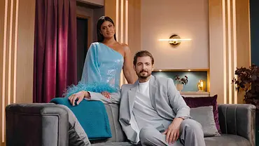 Steffi Brungs und Chris Wackert sitzen auf dem Sofa und gucken in die Kamera. - Foto: Netflix Steffi Brungs und Chris Wackert sitzen auf dem Sofa und gucken in die Kamera. - Foto: Netflix
