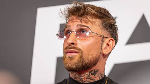 Gigi trägt eine Sonnenbrille und schaut in die Ferne - Foto: IMAGO / Beautiful Sports