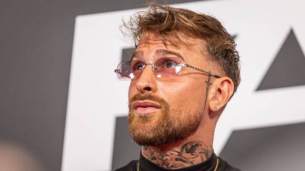 Gigi trägt eine Sonnenbrille und schaut in die Ferne - Foto: IMAGO / Beautiful Sports