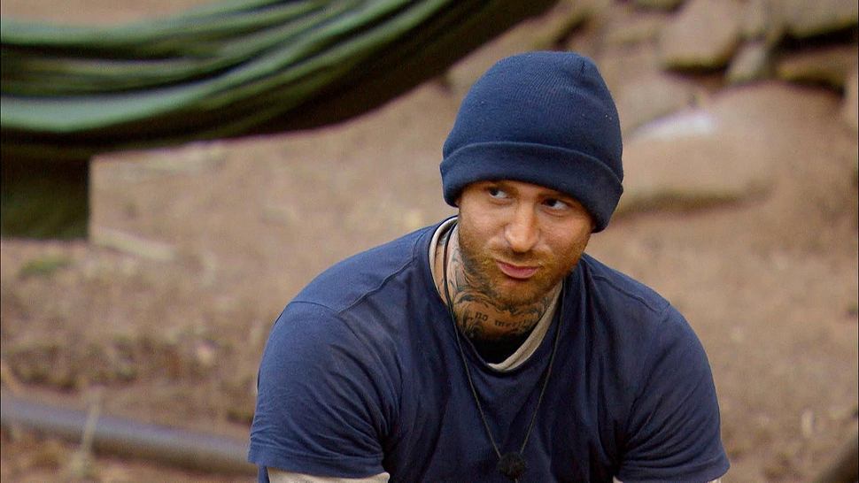 Gigi Birofio sitzt mit Mütze im Dschungelcamp - Foto: RTL