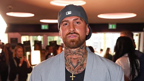 Gigi Birofio posiert mit umgedrehter Cap und grauem Blazer für die Kamera. - Foto: IMAGO / Gartner