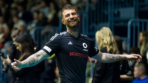 Gigi Birofio lacht beim Fußballspielen im schwarzen Trikot - Foto: IMAGO / Beautiful Sports