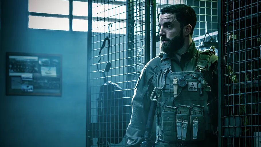„GIGN“ Ein Soldat schaut gebannt zu Seite.