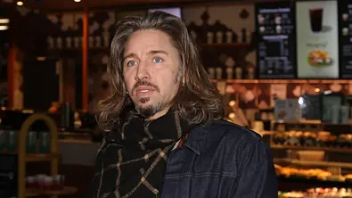 Gil Ofarim am Flughafen vor dem Abflug - Foto: IMAGO / Matthias Wehnert