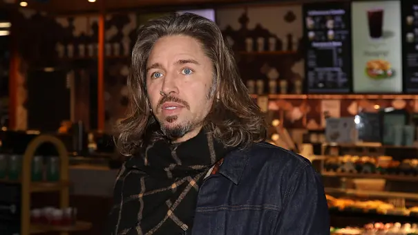 Gil Ofarim am Flughafen vor dem Abflug - Foto: IMAGO / Matthias Wehnert Gil Ofarim am Flughafen vor dem Abflug - Foto: IMAGO / Matthias Wehnert