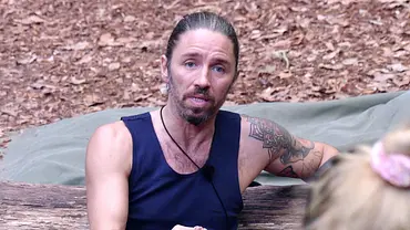 Gil Ofarim sitzt mit ernster Miene auf dem Dschungelcamp-Boden. - Foto: RTL
