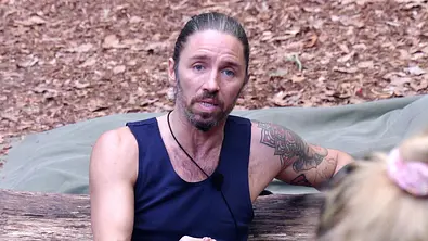 Gil Ofarim sitzt mit ernster Miene auf dem Dschungelcamp-Boden. - Foto: RTL