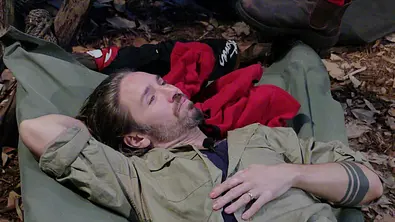Gil Ofarim liegt nachdenklich auf einer Matte. - Foto: RTL Gil Ofarim liegt nachdenklich auf einer Matte. - Foto: RTL