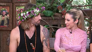 Ariel und Gil beim Dschungelcamp-Wiedersehen neben Patrick Romer - Foto: RTL