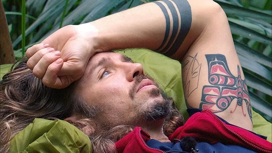 Gil Ofarim nachdenklich im Dschungelcamp.