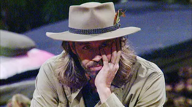 Gil Ofarim schaut ernst mit Hand am Gesicht. - Foto: RTL