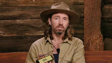 Gil Ofarim mit Hut und ernstem Blick. - Foto: RTL
