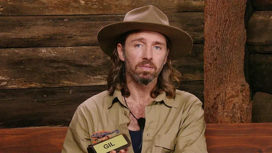 Gil Ofarim mit Hut und ernstem Blick.