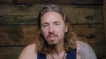 Gil Ofarim sitzt im Dschungeltelefon und blickt ernst in die Kamera. - Foto: RTL
