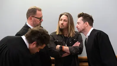 In der Mitte: Gil Ofarim bei einem Gerichtstermin. Links und Rechts neben ihm stehen Anwälte.  - Foto: IMAGO / Christian Grube