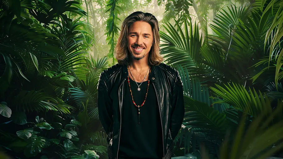 Gil Ofarim posiert lächelnd vor einem Dschungel-Hintergrund Gil Ofarim posiert lächelnd vor einem Dschungel-Hintergrund