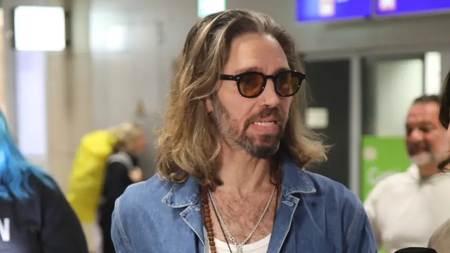 Gil Ofarim am Flughafen.
