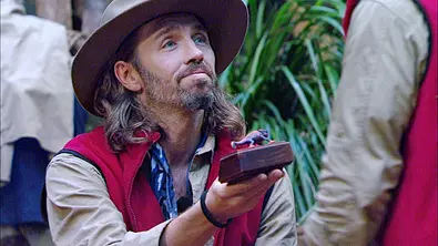 Gil Ofarim gibt ein Plastiktier im Dschungelcamp weiter - Foto: RTL