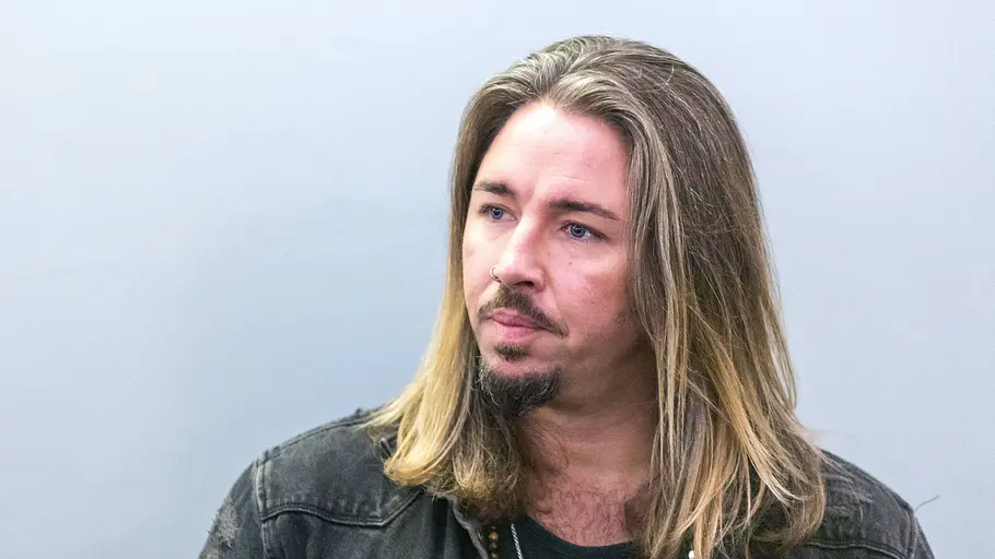 Gil Ofarim Gil Ofarim blickt ernst zur Seite