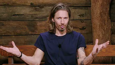 Gil Ofarim hebt die Hände in die Höhe und schaut amüsiert.  - Foto: RTL