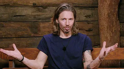 Gil Ofarim hebt die Hände in die Höhe und schaut amüsiert.  - Foto: RTL