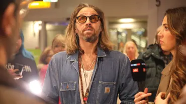 Gil Ofarim schaut mit gerunzelter Stirn nach oben. - Foto: IMAGO / Matthias Wehnert Gil Ofarim schaut mit gerunzelter Stirn nach oben. - Foto: IMAGO / Matthias Wehnert