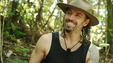 Gil Ofarim grinst mit Hut und Shirt. - Foto: RTL Gil Ofarim grinst mit Hut und Shirt. - Foto: RTL