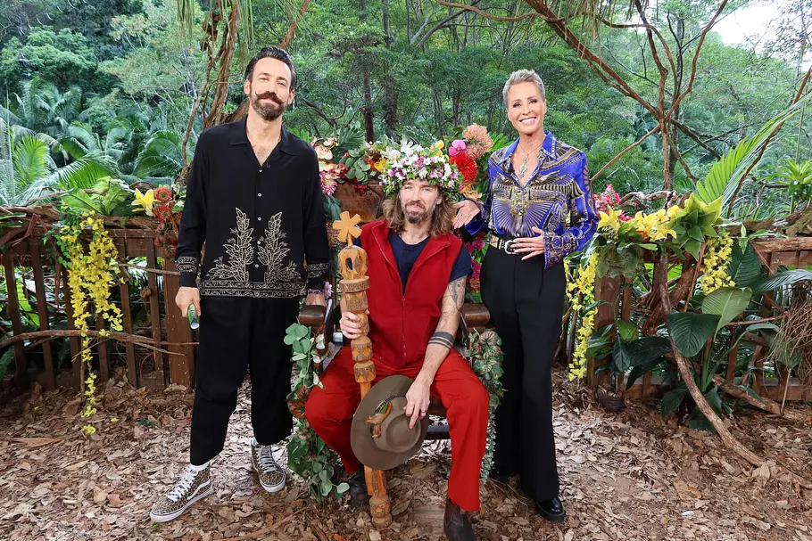 Gil Ofarim ist Dschungelkönig 2026 Gil Ofarim als Dschungelkönig 2026 mit den Moderatoren Sonja Zietlow und Jan Köppen