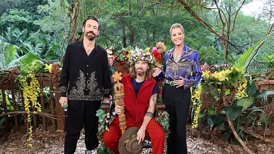 Gil Ofarim als Dschungelkönig mit Sonja Zietlow und Jan Köppen - Foto: RTL