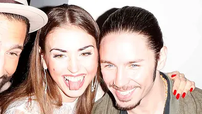 Gil Ofarim und Ekaterina Leonova posieren 2017 auf der Fashion Week Berlin. - Foto: IMAGO / Berlinfoto