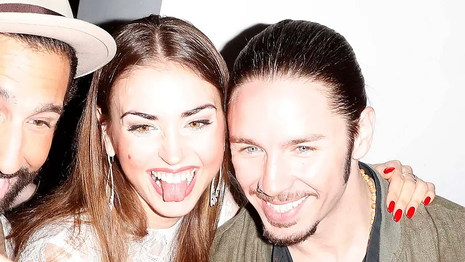 Gil Ofarim und Ekaterina Leonova Gil Ofarim und Ekaterina Leonova posieren 2017 auf der Fashion Week Berlin.