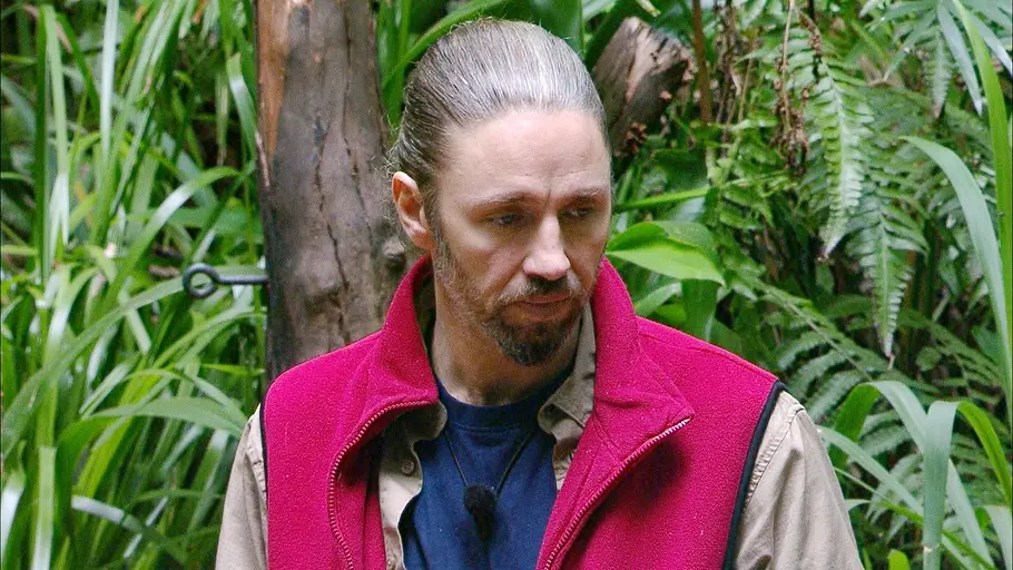 Gil Ofarim hatte einen Unfall Gil Ofarim schaut in die Ferne