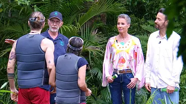 Dr. Bob redet an Tag 12 im Dschungelcamp auf Gil Ofarim und Eva Benetatou ein, während Sonja Zietlow und Jan Köppen daneben stehen. - Foto: RTL
