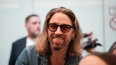 Gil Ofarim lächelt mit Sonnenbrille in die Kamera. - Foto: IMAGO / BOBO