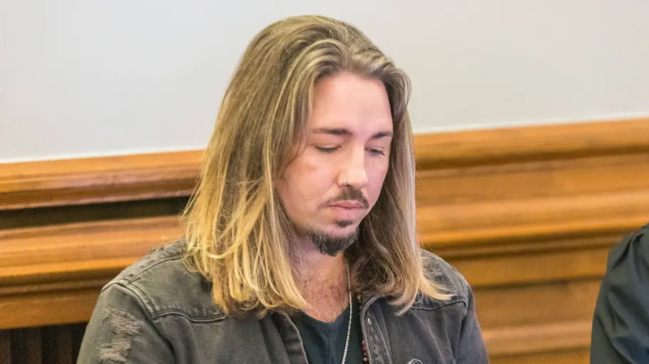 Gil Ofarim Gericht Gil Ofarim sitzt vor Gericht und schaut auf den Boden.