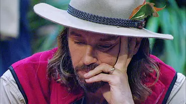 Gil Ofarim im Dschungelcamp 2026 stützt das Gesicht in die Hand und blickt nachdenklich nach unten - Foto: RTL