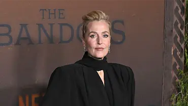 Gillian Anderson posiert und schaut direkt in die Kamera  - Foto: IMAGO / Future Image