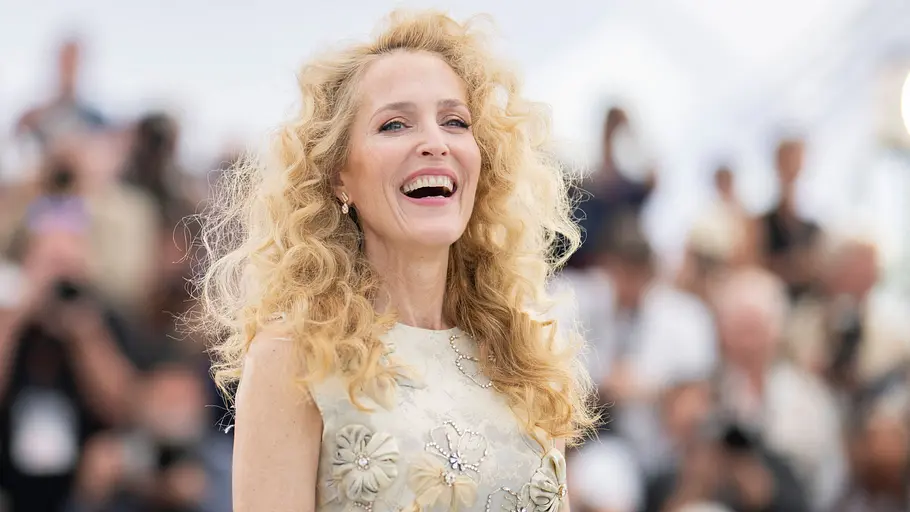 Gillian Anderson Gillian Anderson lächelt breit auf einer Premiere.