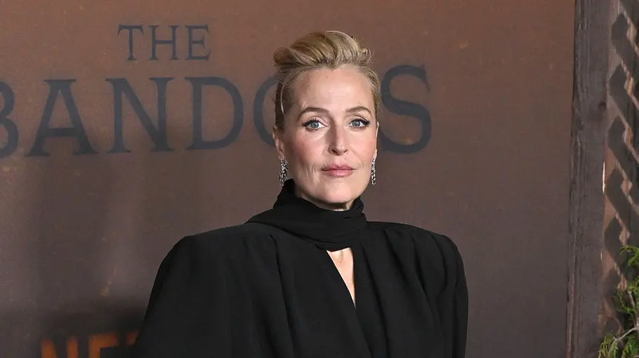 Gillian Anderson privat Gillian Anderson posiert und schaut direkt in die Kamera