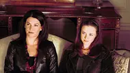 Die Gilmore Girls Lorelai und Rory sitzen im Jahr 2000 in der Serie auf einem Sofa. - Foto: IMAGO / Cinema Publishers Collection Die Gilmore Girls Lorelai und Rory sitzen im Jahr 2000 in der Serie auf einem Sofa. - Foto: IMAGO / Cinema Publishers Collection