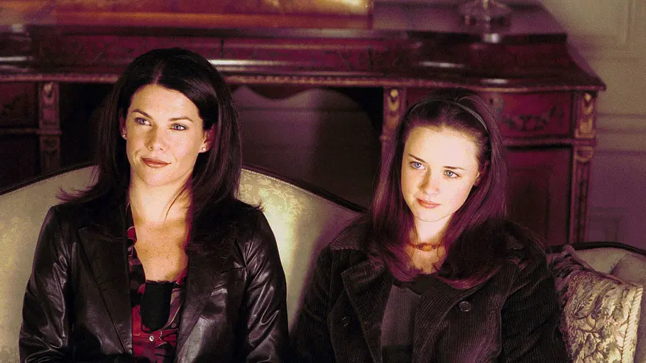 Die Gilmore Girls Lorelai und Rory sitzen im Jahr 2000 in der Serie auf einem Sofa. - Foto: IMAGO / Cinema Publishers Collection Die Gilmore Girls Lorelai und Rory sitzen im Jahr 2000 in der Serie auf einem Sofa. - Foto: IMAGO / Cinema Publishers Collection