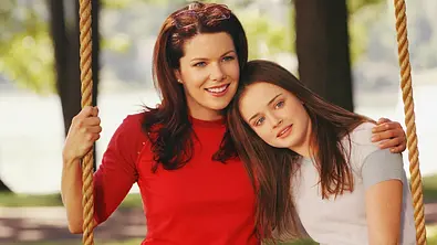 Alexis Biedel und Lauren Graham sitzen lächelnd auf einer Schaukel. - Foto: TMDB Alexis Biedel und Lauren Graham sitzen lächelnd auf einer Schaukel. - Foto: TMDB