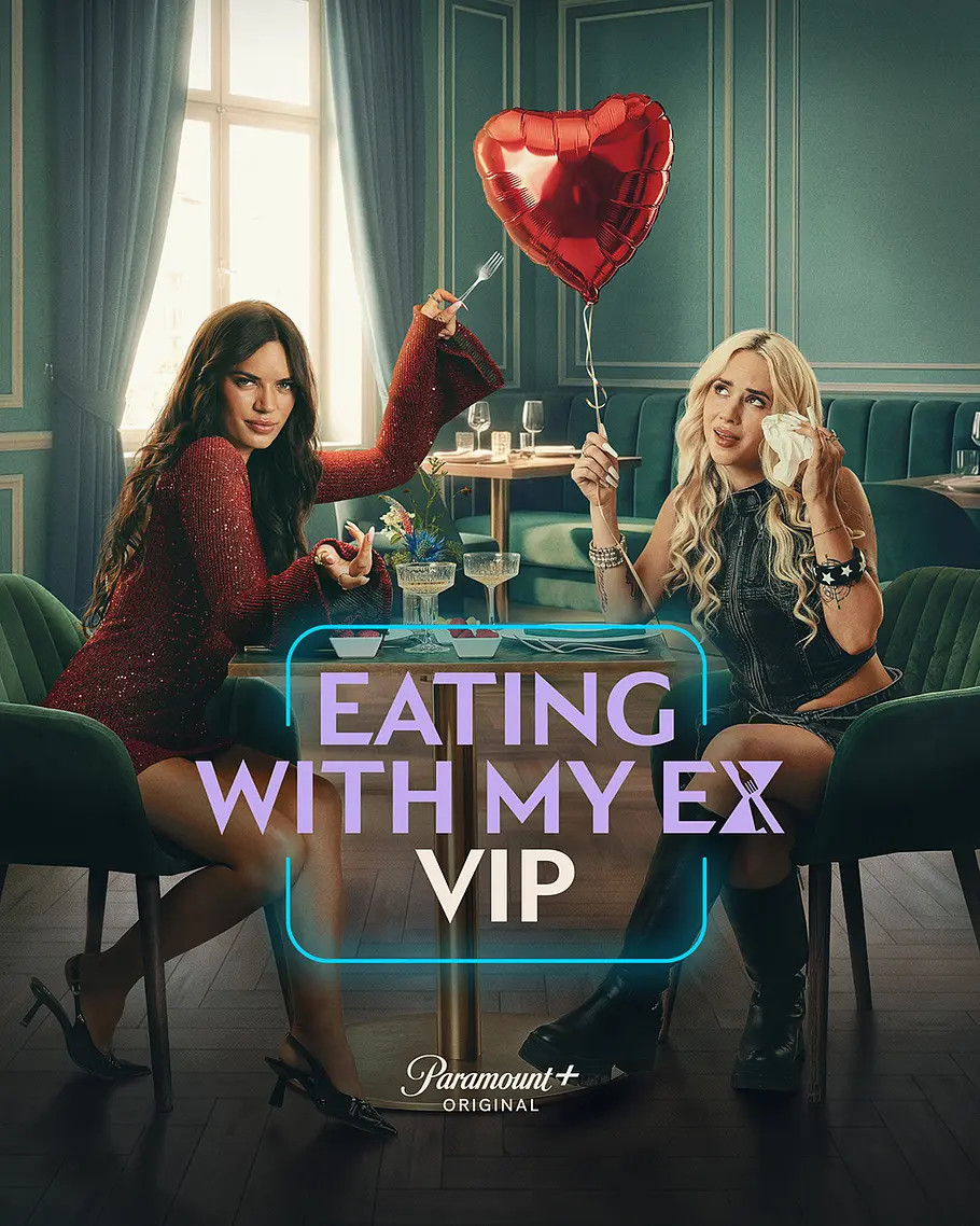 Gina Beckmann und Henna Urrehman sitzen mit rotem Herzballon am Restauranttisch. Darüber steht „Eating with my Ex VIP“.
