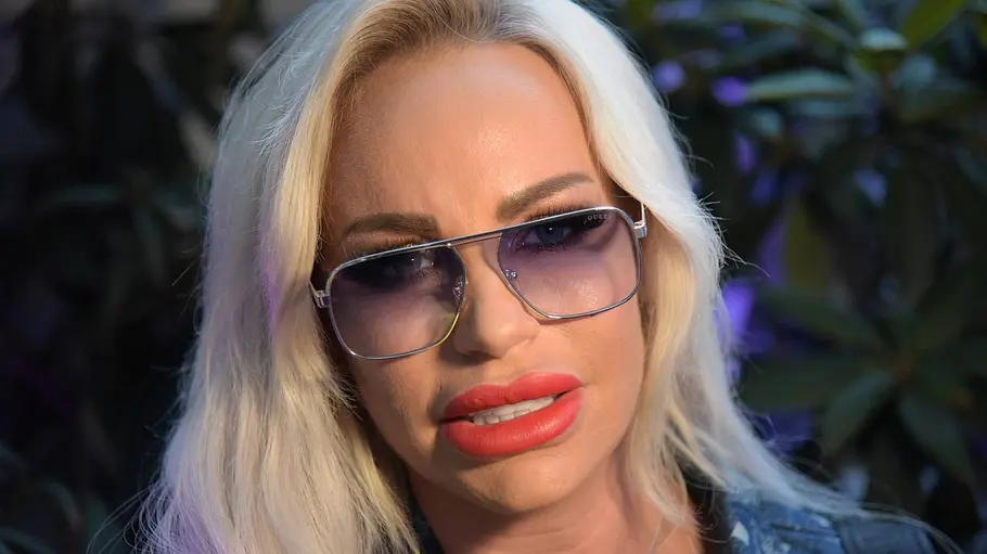 Gina-Lisa Lohfink in 2019 Gina-Lisa mit Sonnenbrille und rotem Lippenstift.