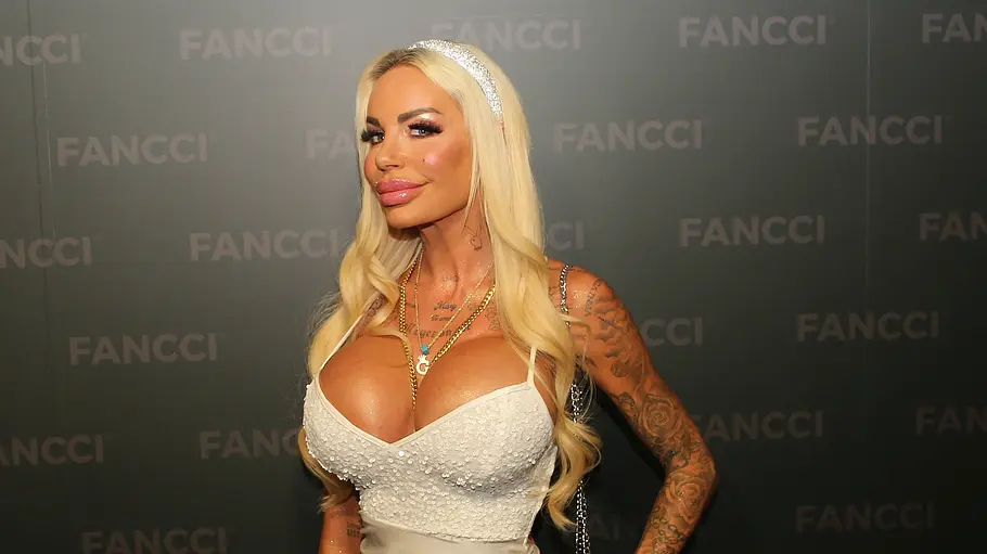 Gina-Lisa Lohfink ist eine Reality-Expertin Gina-Lisa Lohfink steht auf dem Red Carpet