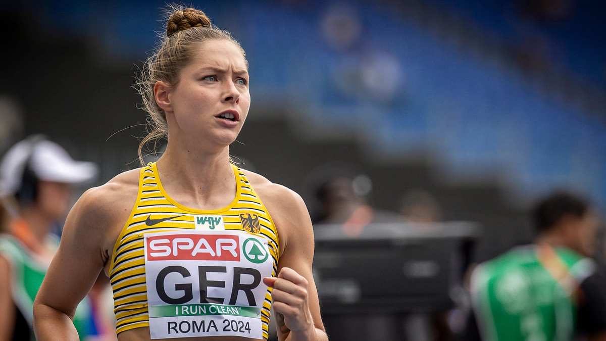 Gina Lückenkemper beim Aufwärmen im Trikot der deutschen Nationalmannschaft, aufgenommen bei einem internationalen Wettkampf 2024.