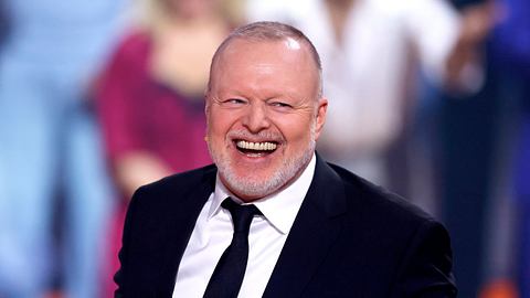 Stefan Raab im schwarzen Anzug lacht und schaut nach links. - Foto: IMAGO / Panama Pictures