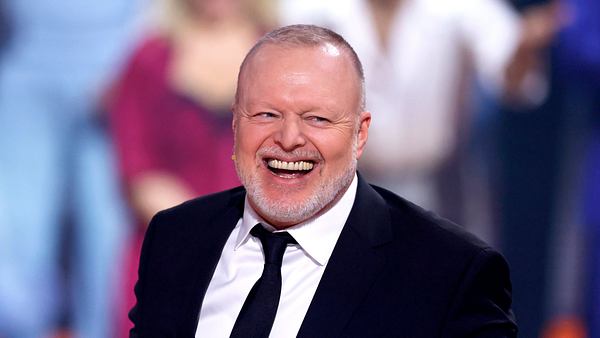 Stefan Raab im schwarzen Anzug lacht und schaut nach links. - Foto: IMAGO / Panama Pictures